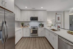 Een koelkast, een microgolfoven, een oven, een kookplaat