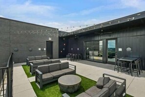 Outdoor dining - Luxury Nashville Getaway 6 Min to Broadway (Nashville)