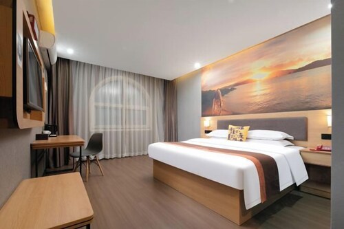 Junyi Hotel (Gucheng Railway Station Sanhuan Cheqiao Industrial Park)