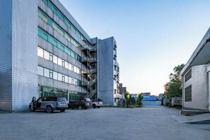 Free self-parking - Junyi Hotel (Gucheng Railway Station Sanhuan Cheqiao Industrial Park) (Gucheng)