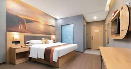 Junyi Hotel (Gucheng Railway Station Sanhuan Cheqiao Industrial Park)