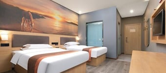 Junyi Hotel (Gucheng Railway Station Sanhuan Cheqiao Industrial Park)