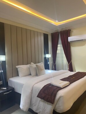 Executive-Doppelzimmer zur Einzelnutzung, Balkon, Stadtblick | Hochwertige Bettwaren, individuell dekoriert, Schreibtisch