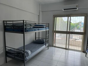 Dormitorio compartido Deluxe, balcón | Escritorio y wifi gratis