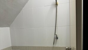 تجهيزات دش، مجففات شعر، مناشف، صابون