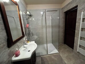 Căn hộ Deluxe, quang cảnh núi | Phòng tắm | Đồ dùng nhà tắm miễn phí, máy sấy tóc, xà phòng, dầu gội 