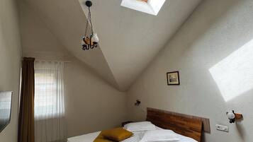 Deluxe Apartment, Mountain View | 2 bedrooms, laptop workspace, iron/ironing board, free wired internet