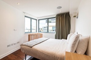 2 bedrooms, desk, iron/ironing board, Internet