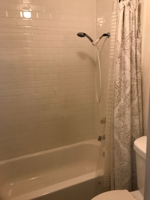 SĂšche-cheveux, serviettes fournies, savon, papier toilette