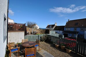 Outdoor dining - 2a Rose St- cosy coastal cottage Fife (Saint Monans)