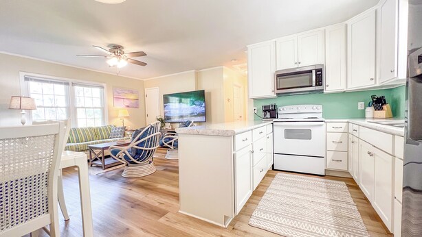 Private kitchen - On the water with kayaks and a launch, 5 mins from beach, Everything you need! (Swansboro)