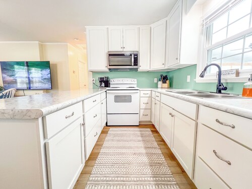 On the water with kayaks and a launch, 5 mins from beach, Everything you need!