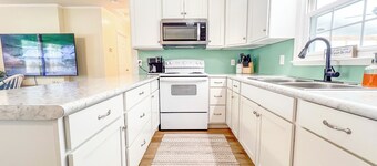 On the water with kayaks and a launch, 5 mins from beach, Everything you need!