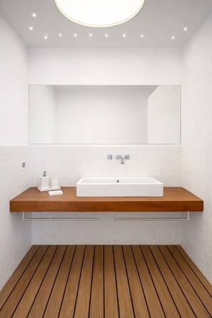 Douche, sèche-cheveux, bidet, serviettes fournies