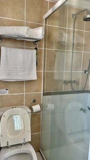Shower, towels, soap, toilet paper - Quarto Dentro do Hotel Mercure Próximo ao Mar (Meireles Fortaleza)