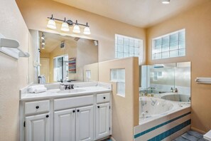 Douche, baignoire Ă jets, serviettes fournies, savon