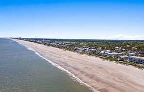 Beach nearby, sun-loungers, beach towels