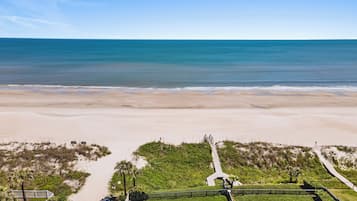 Playa en los alrededores, camastros y toallas de playa