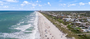 Beach Bungalow. Near beach, shopping & dining, & Naval Station Mayport!