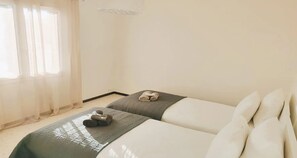 5 Schlafzimmer, Schreibtisch, Bügeleisen/Bügelbrett, Reisekinderbett