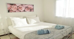 5 Schlafzimmer, Schreibtisch, Bügeleisen/Bügelbrett, Reisekinderbett