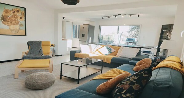 Fernseher, DVD-Player, Bücher, Stereoanlage