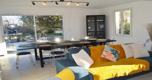 Fernseher, DVD-Player, Bücher, Stereoanlage