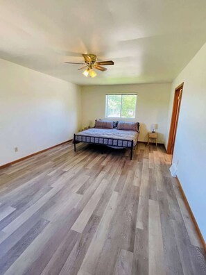 4 bedrooms, WiFi, bed sheets - Renovated Two-Story Apartment Near Wisconsin Dells Attractions (Wisconsin Dells)