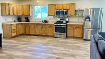 冰箱、微波炉、烤箱、炉灶