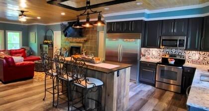 17 ft Swim Spa, hot tub, pool table, kayaks, 3 kitchens, wifi