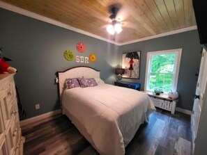 6 bedrooms, WiFi, bed sheets