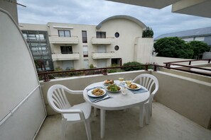Outdoor dining - Studio with swimming pool 15min walk from old port beach La Rochelle (La Rochelle)