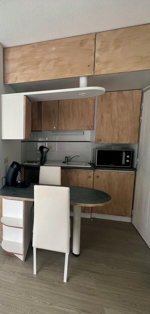 Fridge, microwave, stovetop, coffee/tea maker - Studio with swimming pool 15min walk from old port beach La Rochelle (La Rochelle)