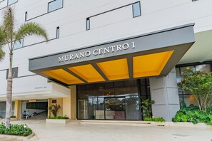 A building with a sign reading 'MURANO CENTRO I' and a modern entrance with glass doors. - U-GO Vistas al Mar desde Murano Centro (Cartagena)