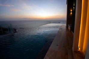 An infinity pool with a view of the ocean at sunset. - U-GO Vistas al Mar desde Murano Centro (Cartagena)