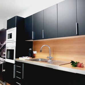 Microwave, oven, stovetop, coffee/tea maker - Alojamiento Maoli B (Icod de los Vinos)