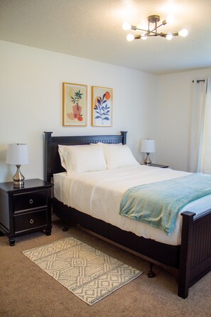 2 soverom, skrivebord, strykejern/-brett og reiseseng for barn