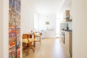 Réfrigérateur, four, plaque de cuisson, grille-pain