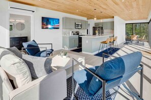 Interior - Breathtaking views, modern container design (Little Valley)