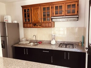 Refrigerador, microondas, cafetera y tetera y tostadora 