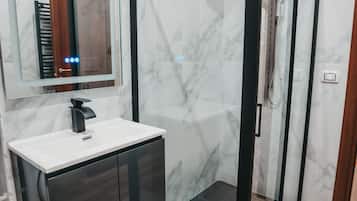 Haartrockner, Handtücher, Seife, Toilettenpapier