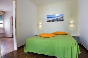 2 habitaciones y tabla de planchar con plancha 