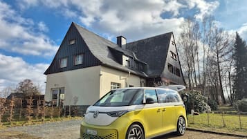 Park- und Lademöglichkeit auf dem Grundstück