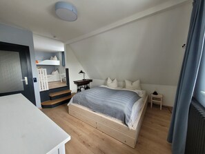 2 quartos, ferros/tábuas de passar roupa, berço de viagem