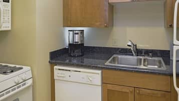 Frigorífico, horno, placa de cocina y lavavajillas