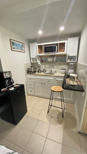 電子レンジ、コーヒー / ティーメーカー、調理器具と食器、ペーパータオル