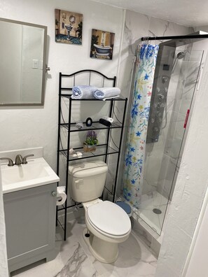 Serviettes fournies, savon, shampoing, papier toilette