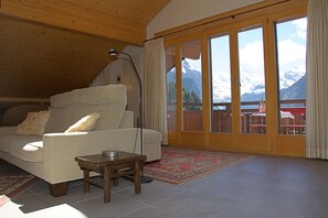 Een televisie en een open haard