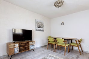 Aki Junior Apartment | Área de estar | Smart TV 89 cm com canais a cabo