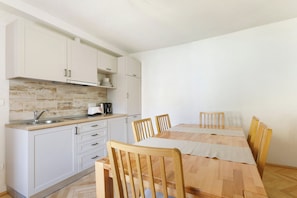 Aki Gray Apartment | Cozinha privada | Geladeira grande, micro-ondas, lava-louças, cafeteira/chaleira